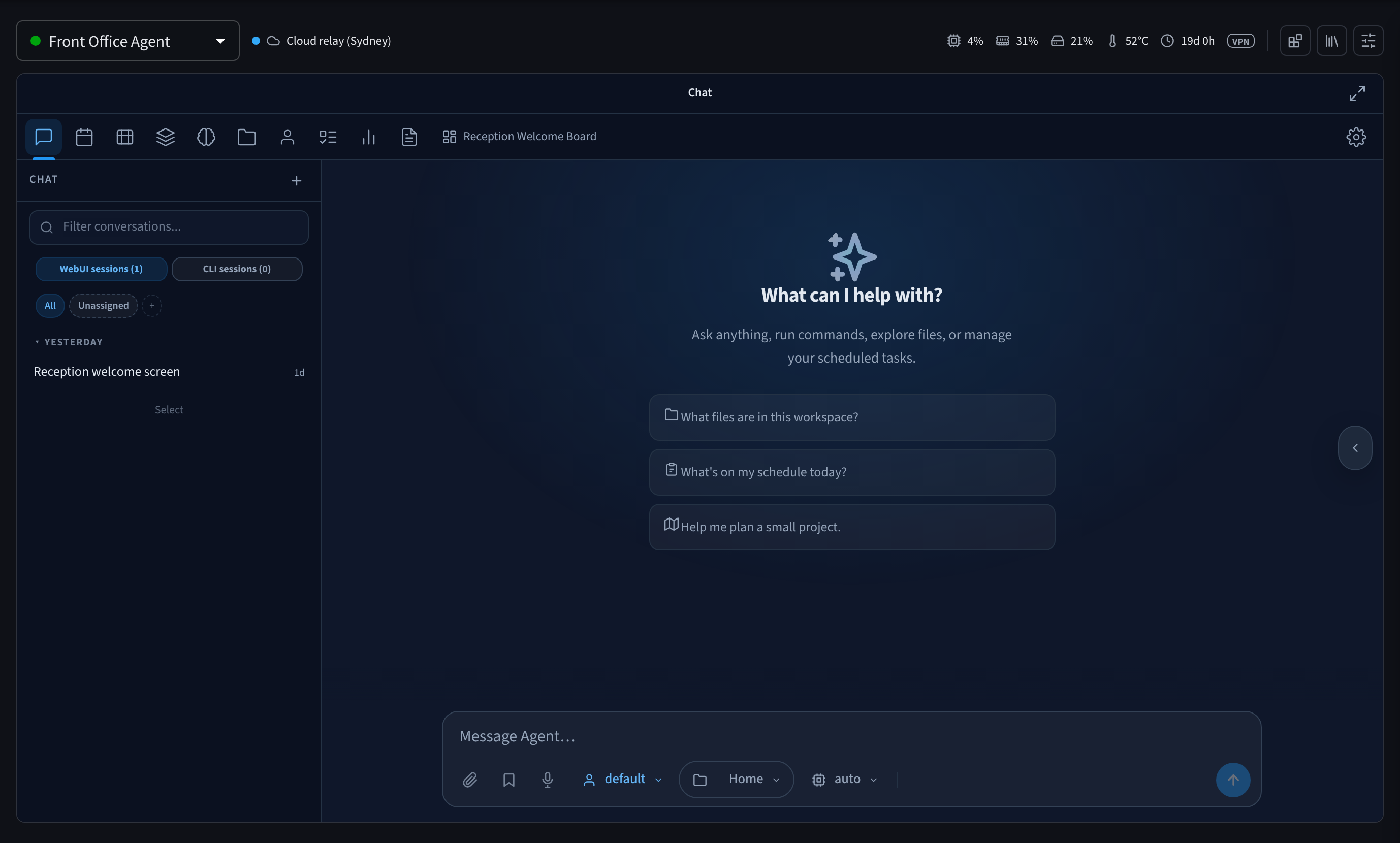 Página de Agente de IA que muestra el selector de agentes configurado en Front Office Agent, el estado del relé Cloud, métricas de dispositivos en directo y el chat del agente con sugerencias de prompts