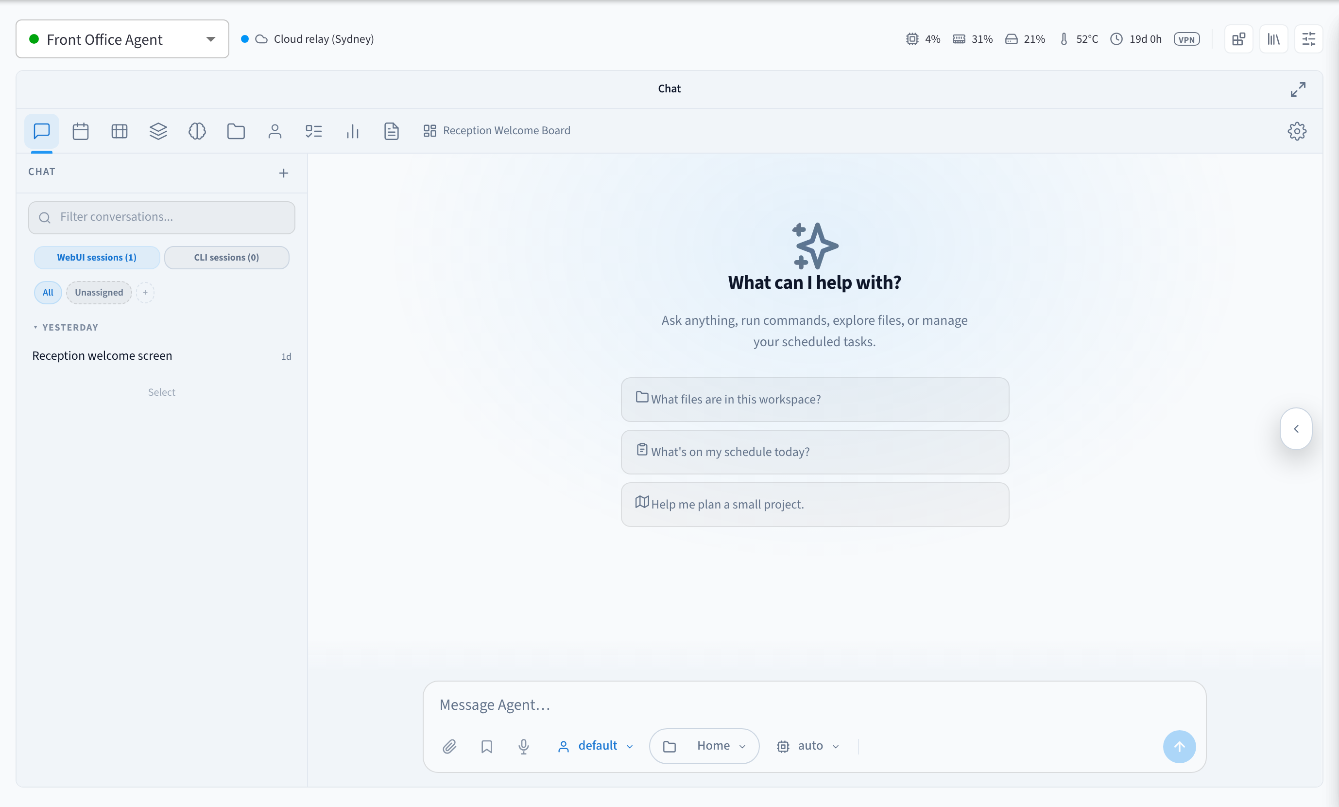 Página de Agente de IA que muestra el selector de agentes configurado en Front Office Agent, el estado del relé Cloud, métricas de dispositivos en directo y el chat del agente con sugerencias de prompts