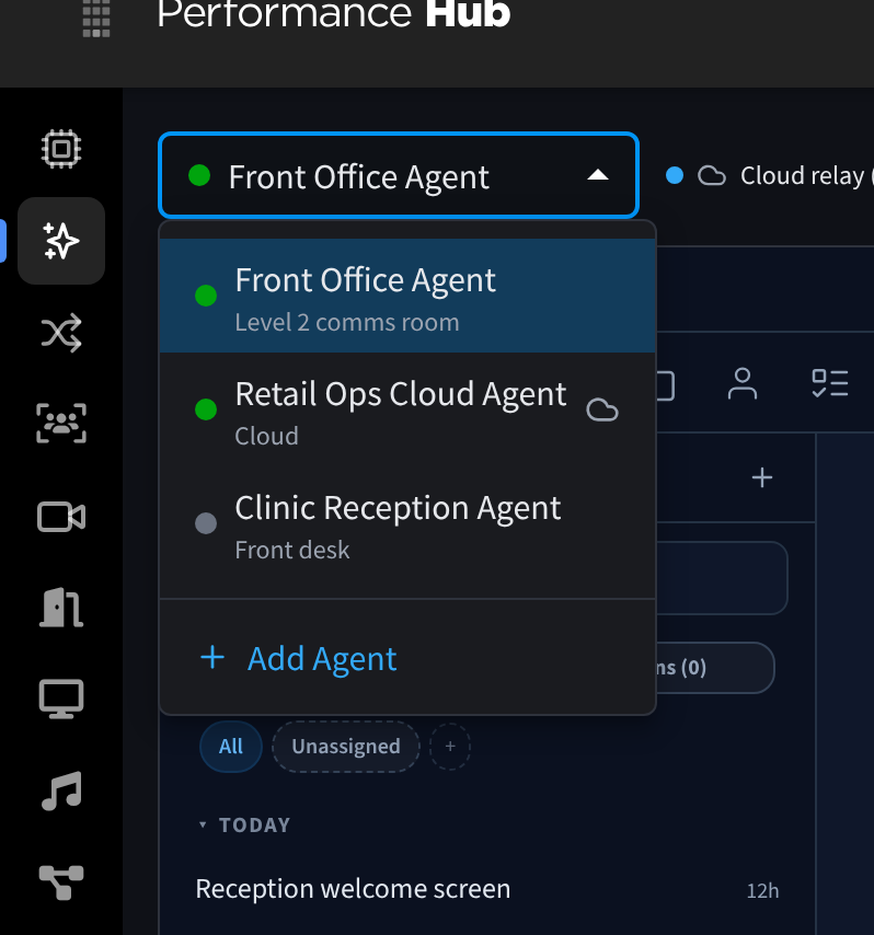 Agentwisselaar met Front Office Agent, Retail Ops Cloud Agent en Clinic Reception Agent met statusstippen, een cloudpictogram en een slotpictogram, en Add Agent onderaan