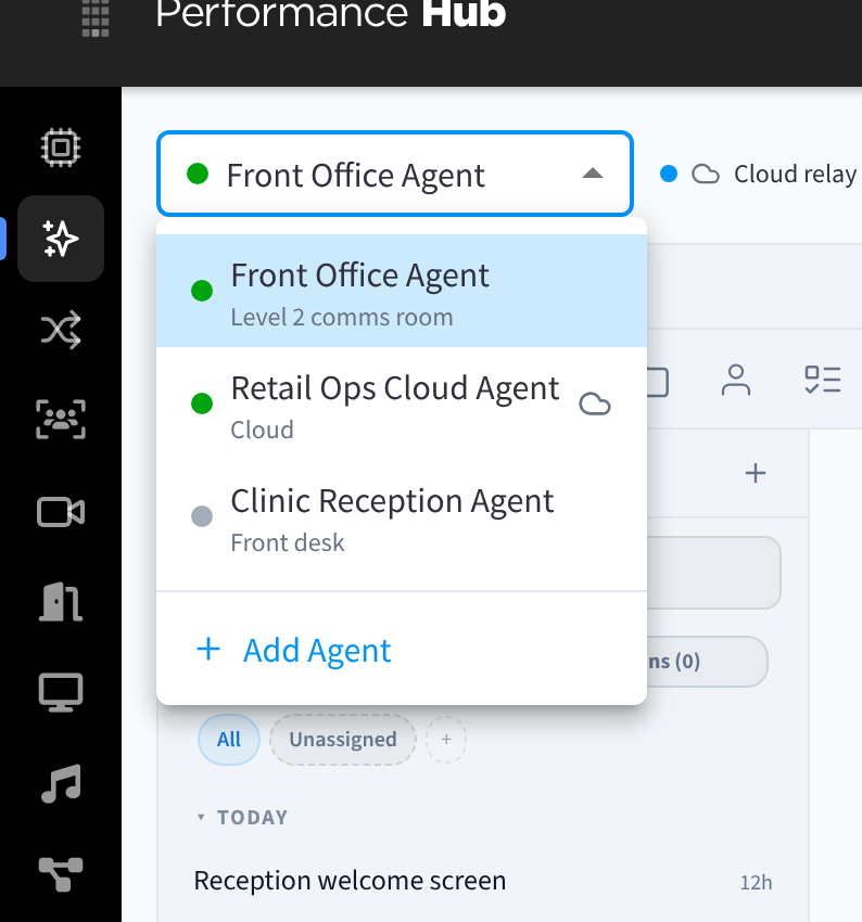 Agentwisselaar met Front Office Agent, Retail Ops Cloud Agent en Clinic Reception Agent met statusstippen, een cloudpictogram en een slotpictogram, en Add Agent onderaan