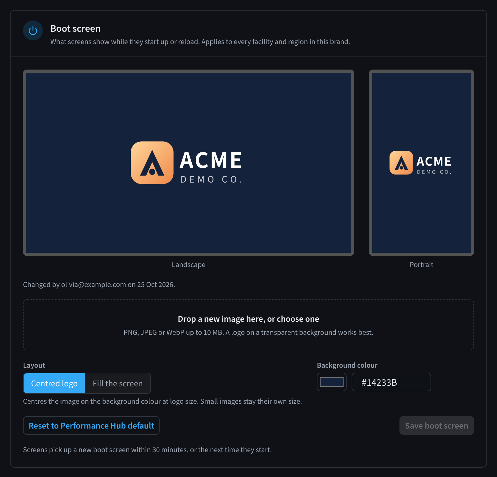 Kartu Boot screen merek di Organisation Settings: pratinjau lanskap dan potret, zona taruh gambar, Layout diatur ke Centred logo, Background colour, Reset to Performance Hub default, dan Save boot screen