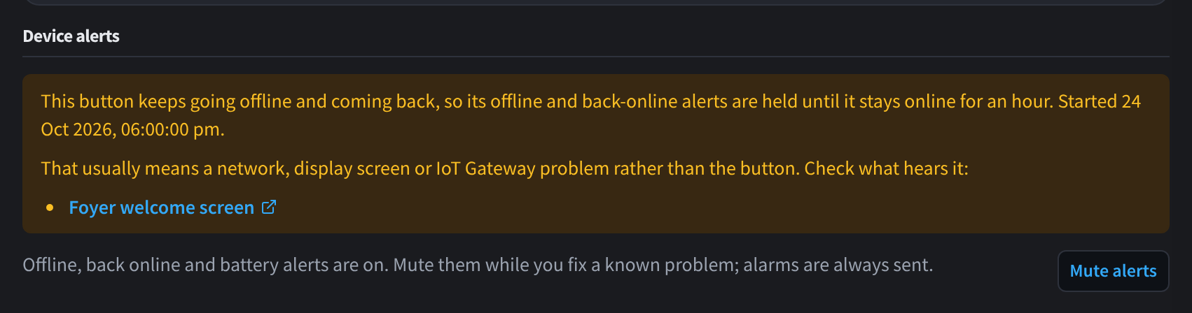 Sekcja Device alerts przycisku, który często przechodzi w tryb offline, z wyjaśnieniem, że jego alerty offline są wstrzymane, listą urządzeń Display Screen Player, które go odbierają, i opcją Mute alerts.