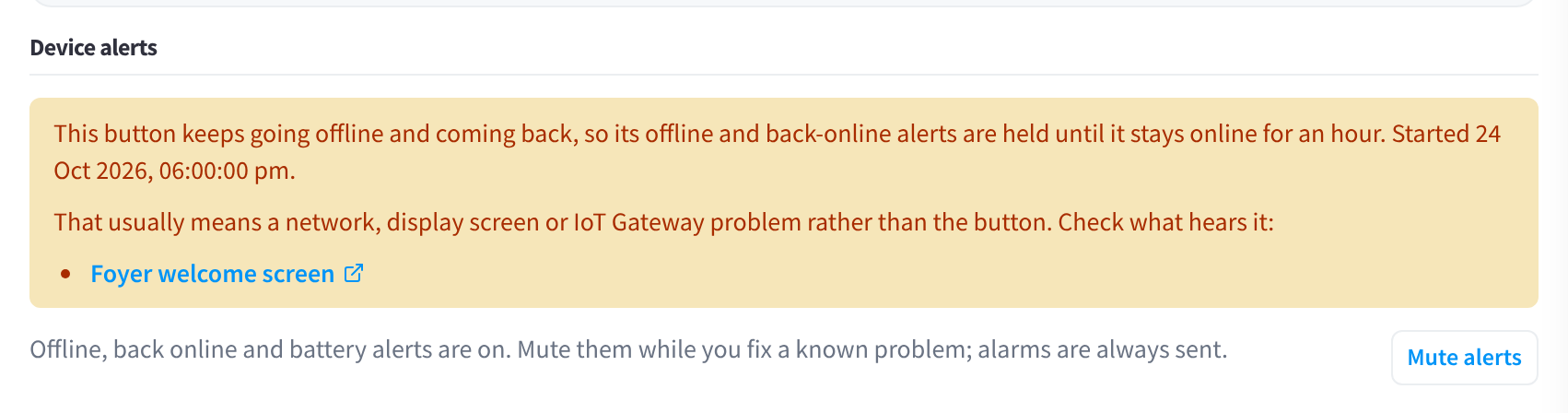 Sekcja Device alerts przycisku, który często przechodzi w tryb offline, z wyjaśnieniem, że jego alerty offline są wstrzymane, listą urządzeń Display Screen Player, które go odbierają, i opcją Mute alerts.