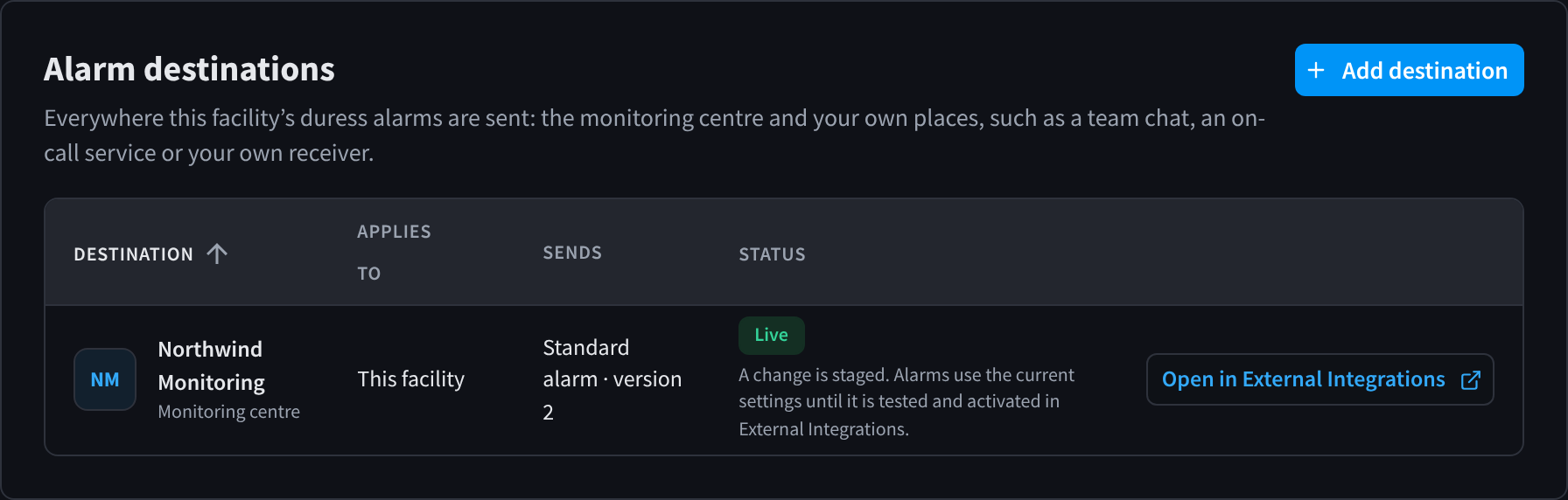 Karta Alarm destinations z połączeniem z centrum monitorowania pokazującym komunikat A change is staged pod stanem Live.